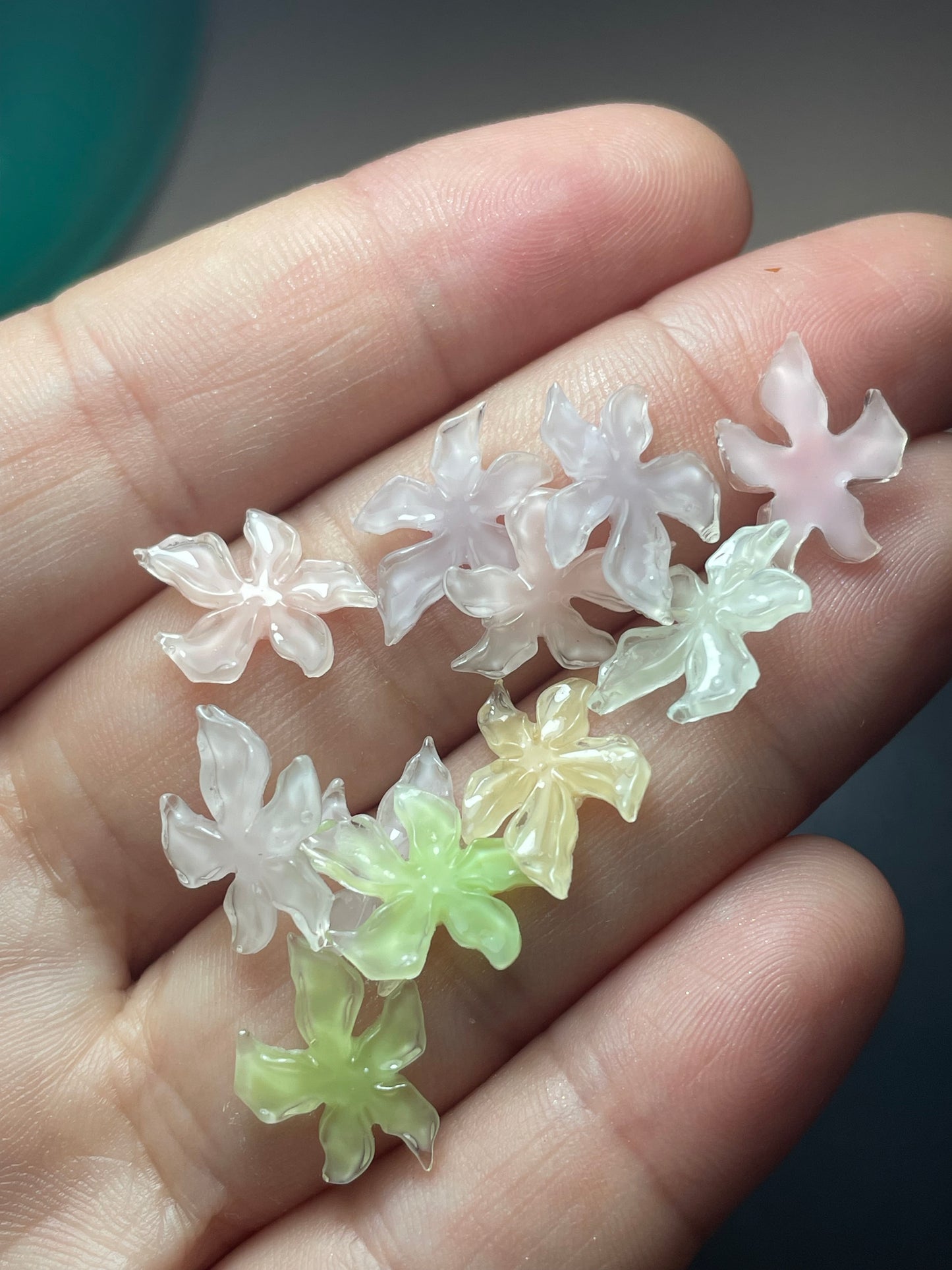 Fleurs en acrylique couleurs pastels 10 pcs