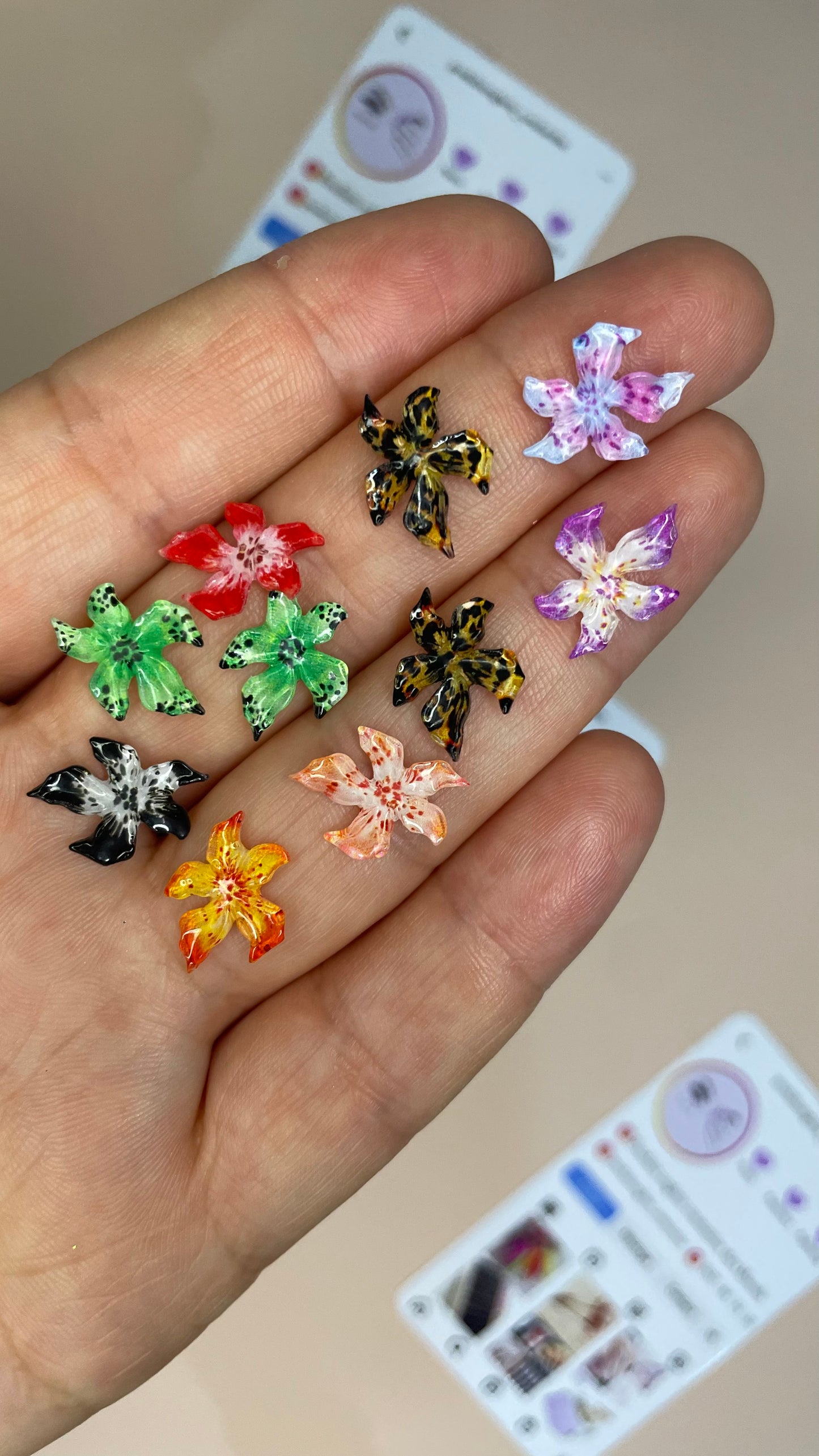 Fleurs en acrylique 10 pcs mixtes